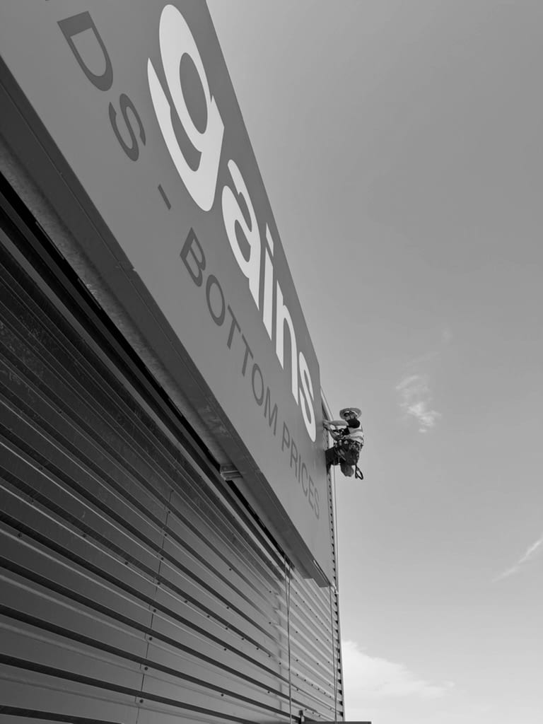 Home Bargains / TJ Morris Distribution Centre, Doncaster — rope access fitting flexface sign