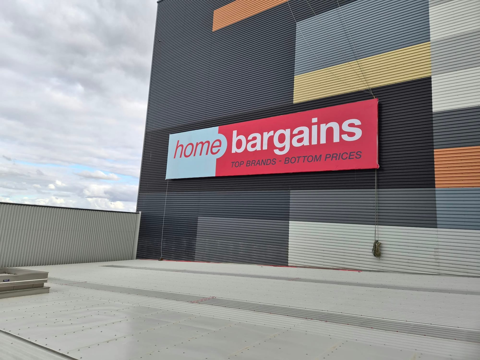 Home Bargains / TJ Morris Distribution Centre, Doncaster — completed home bargains flexface sign
