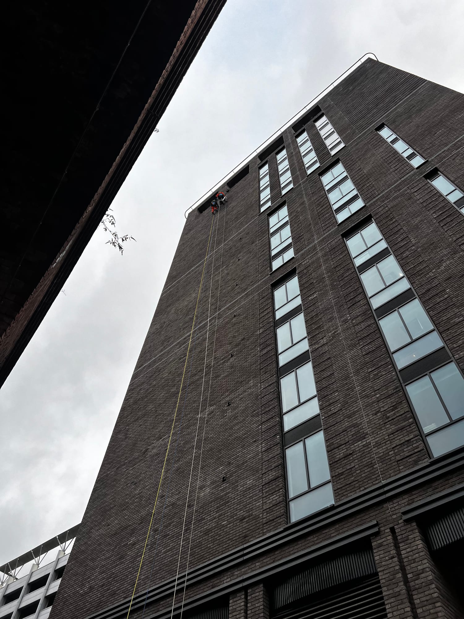 Hyatt Place, Leeds — rope descent on tower elevation
